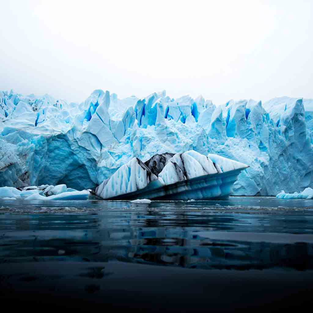Frente del Glaciar Perito Moreno en El Calafate, con un témpano de hielo azul flotando. Donde el tiempo se hizo hielo. Travesía glacial con Diversidad.