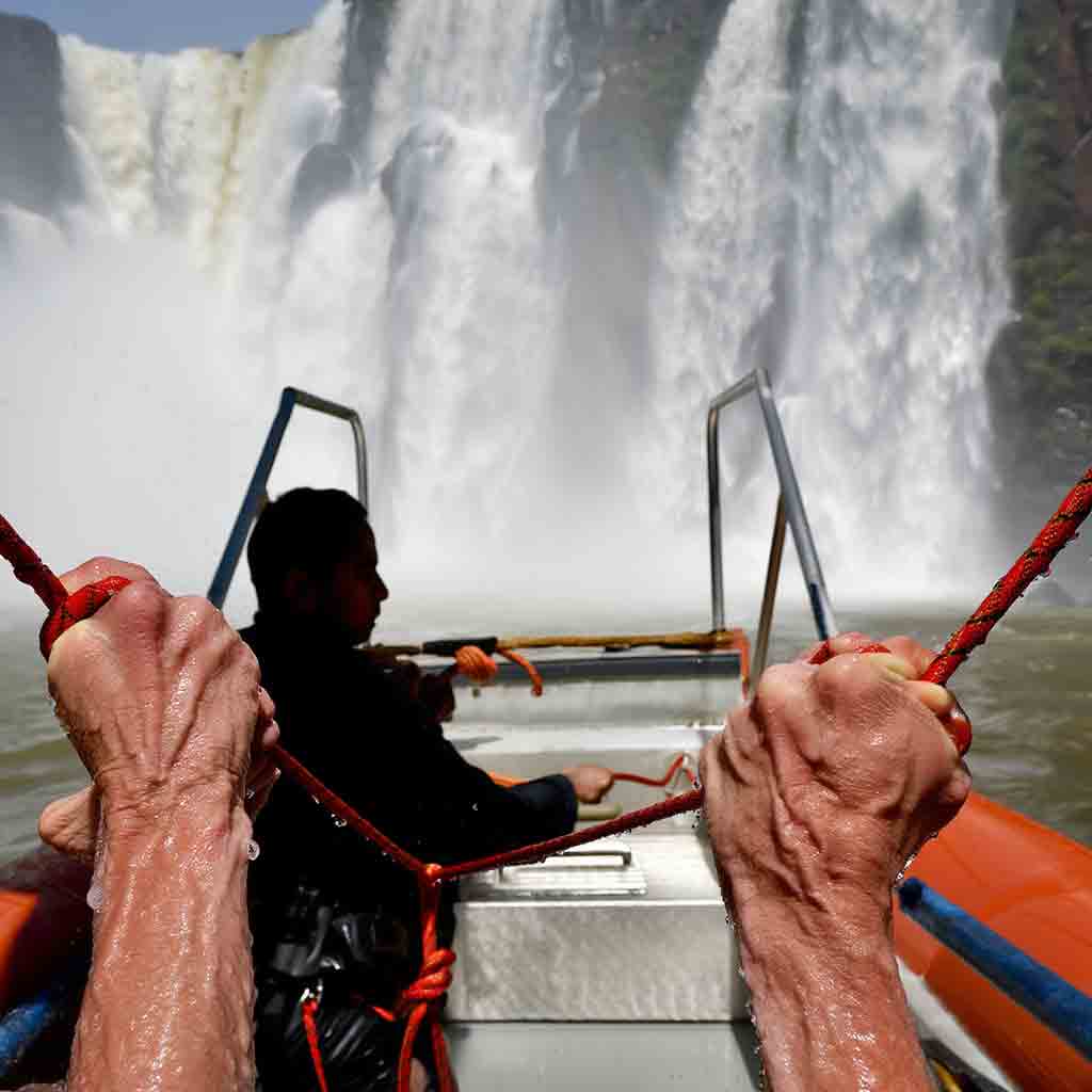 Primer plano desde dentro del gomón en la Gran Aventura de Iguazú, acercándose a la cortina de agua de un salto.